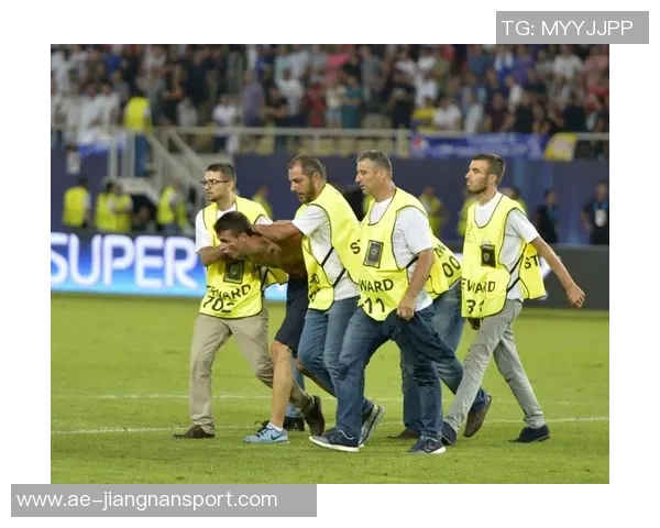 比甲比赛因球迷投掷水杯击中主裁在第87分钟意外中止引发热议 比甲比赛因球迷投掷水杯击中主裁在第87分钟意外中止引发热议