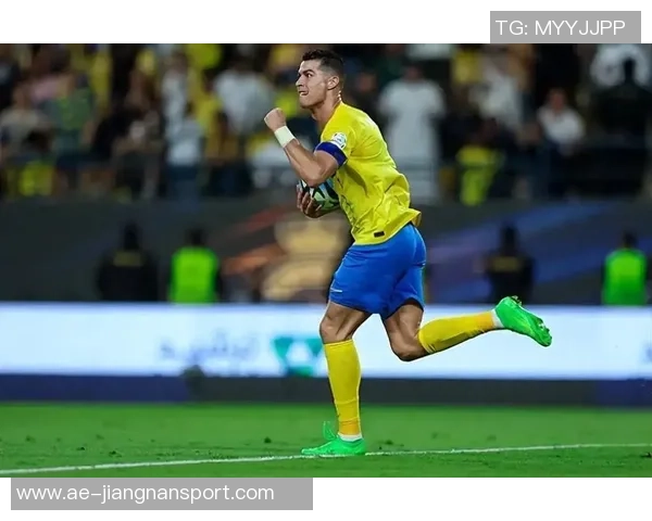 C罗梅开二度助力球队获胜并荣获上轮沙特联最佳进球奖杯