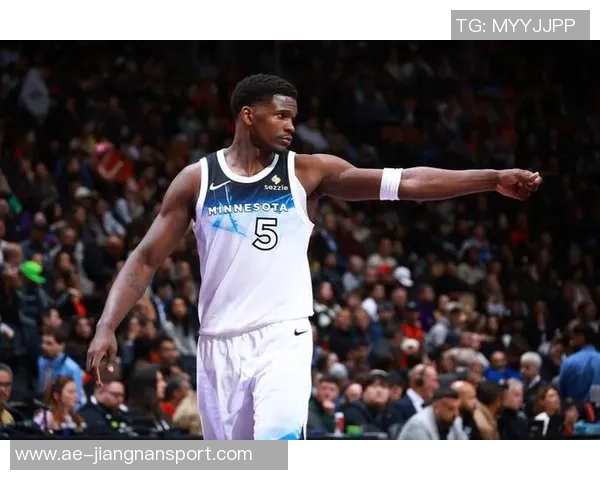 爱德华兹赛后庆祝达成一万分里程碑并获得比赛用球的荣耀时刻